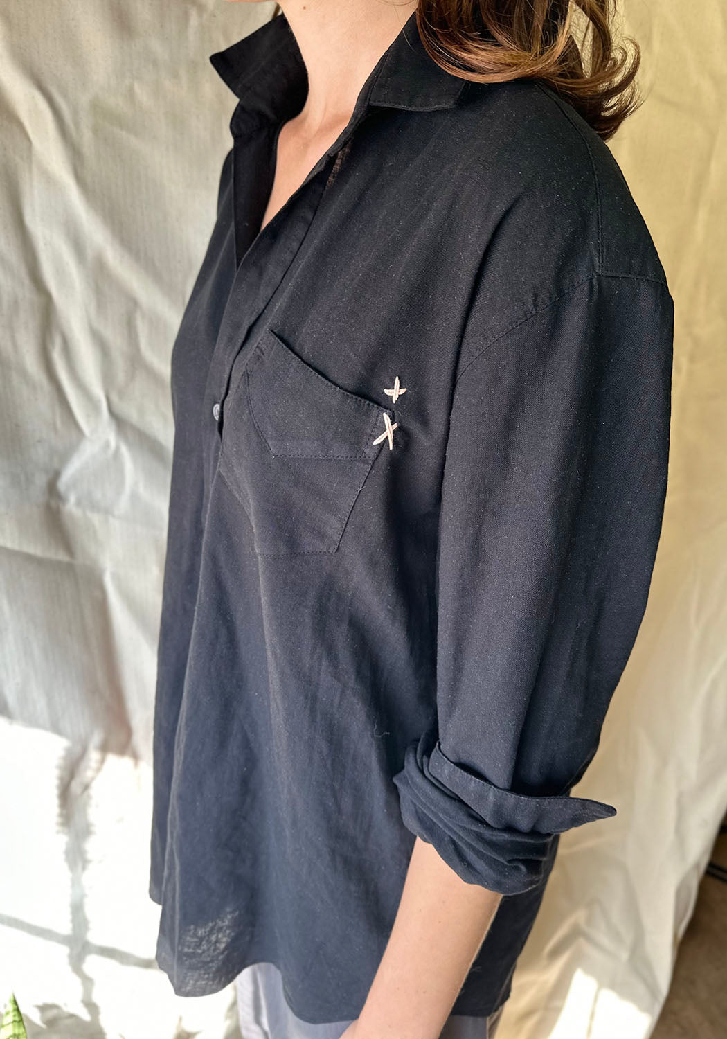 Le Classic Cotton and Linen Shirt in Black Charcoal